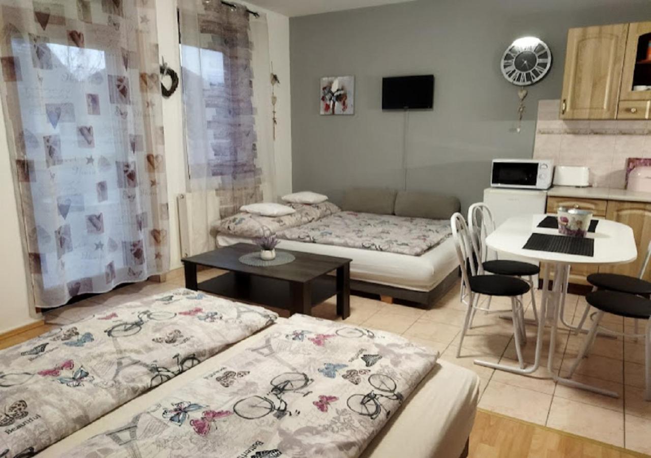 Hellasz Apartman Gyula Exterior photo